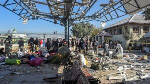 Video | Atentado en estación de tren de Pakistán deja al menos 25 fallecidos