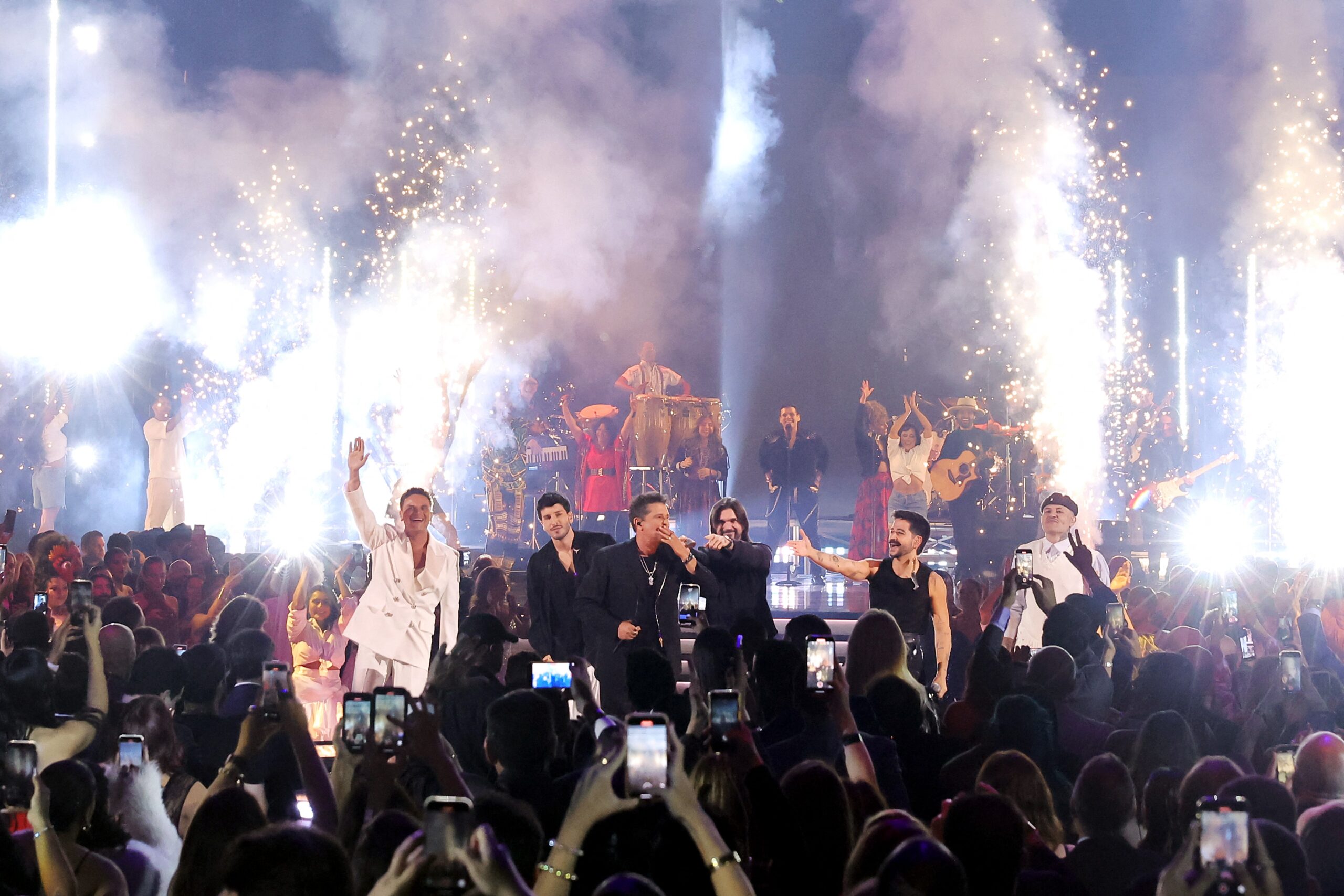 Silvestre Dangond, Sebastián Yatra, Carlos Vives, Juanes, Camilo y Kapo