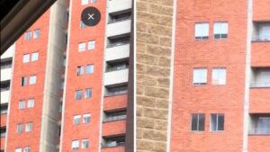 Video de niña que juega en una ventana a más de seis pisos de altura causó pánico