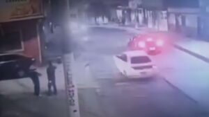 Video | Pareja en moto fue atropellada por carro fantasma en Bogotá: esto se sabe