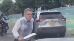 Video | Hombre amenazó con un machete a familia en Bogotá