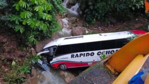 Video | Accidente de bus en la vía Medellín–Bogotá dejó tres fallecidos: ¿qué pasó?