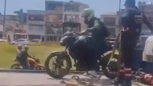 Video | Motociclista saltó con todo y moto desde una grúa para evadir inmovilización