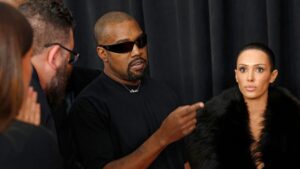 Video | Ella es Bianca Censori, la pareja de Kanye West que apareció desnuda en los Grammy