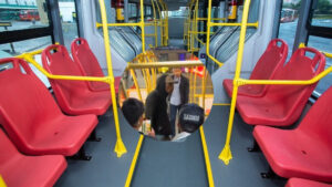 Video | Dos hombres protagonizaron una insólita pelea en un bus de TransMilenio