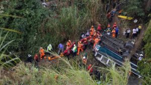 Video | Aumentan a más de 40 los fallecidos luego que bus cayera de un puente