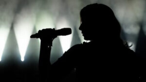 Video | Famosa cantante hizo señal de auxilio por violencia en pleno concierto