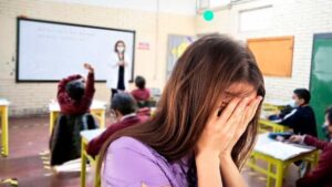 Video | La insólita razón por la que una niña fue lanzada desde tercer piso de su escuela