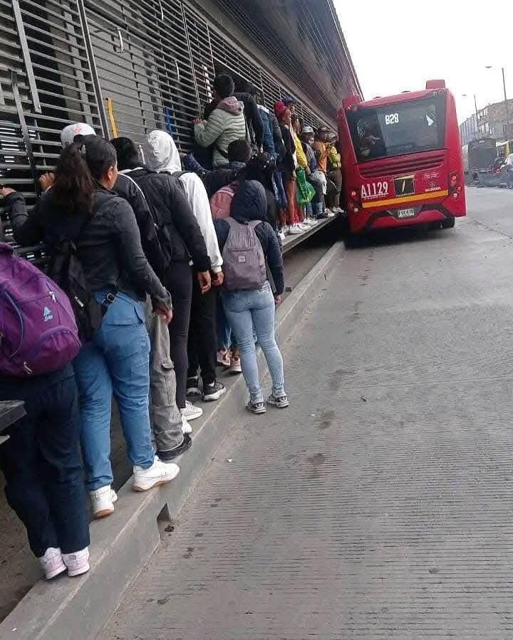 Ciudadanos haciendo fila para colarse en TransMilenio