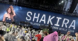 Polémica por asistencia de alcalde a concierto de Shakira en medio de crisis en su ciudad