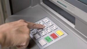 Cajero tuvo grave falla y entregó dinero de más: ¿dónde ocurrió?