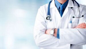 Médico de cuidados paliativos acusado por más de 10 crímenes a sus pacientes: esto se sabe
