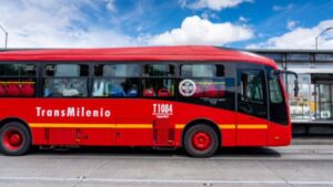 Video | Hombre casi pierde la vida por colarse en TransMilenio