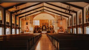 Dos personas murieron electrocutados limpiando una iglesia: ¿qué pasó?