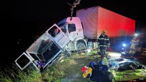 ¡Fatal accidente! Nueve muertos y 10 heridos deja choque de minivan con camión