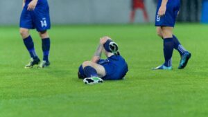 Video | Futbolista murió y sus compañeros siguieron jugando: esto dijo el club