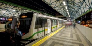 Video | Así fue como policía evitó que mujer se quitara la vida en el Metro de Medellín