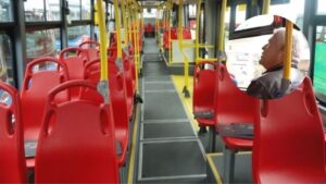 Video | Abuelo vs. Cantante de TransMilenio: le reclamó por exceso de ruido