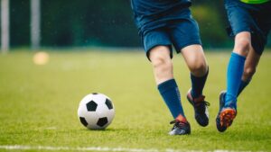Futbolista es acusado de orinar y agredir a otros jugadores: esto se sabe