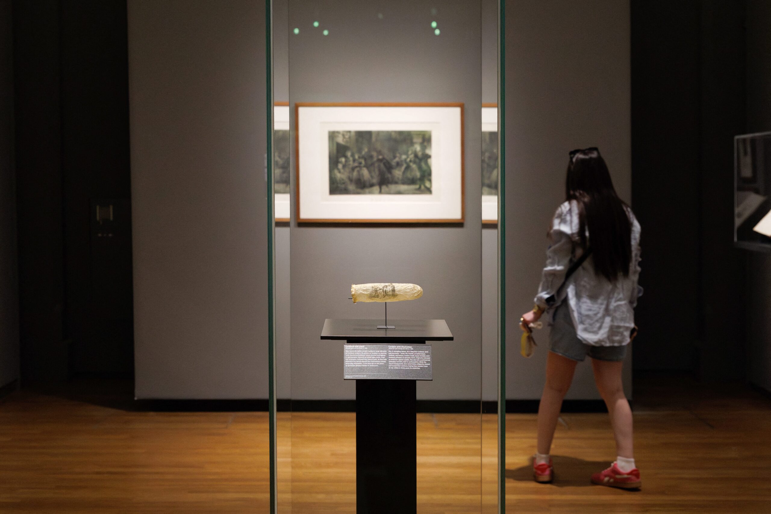 Museo exhibe preservativo del siglo XIX con grabado erótico