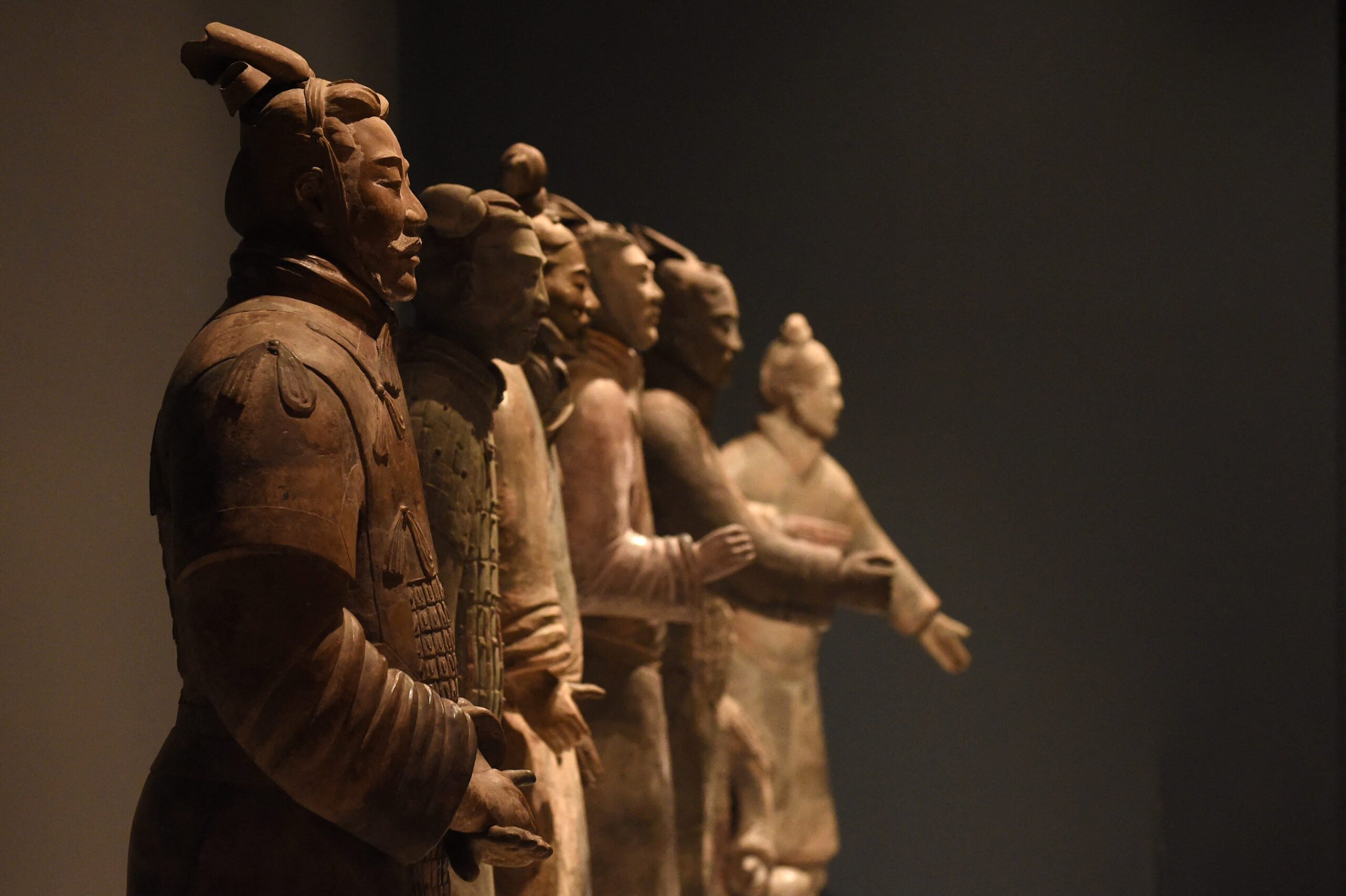 Video | Turista irrumpió en una exposición y destruyó dos estatuas de más de 2000 años
