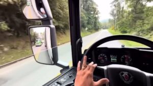 Video | Conductor imprudente casi causa tragedia en plena carretera