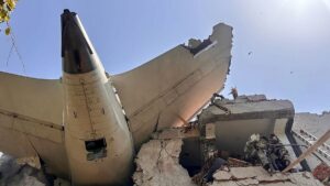 Video | ¡Tragedia aérea! Avión con 242 pasajeros se estrella poco después de despegar