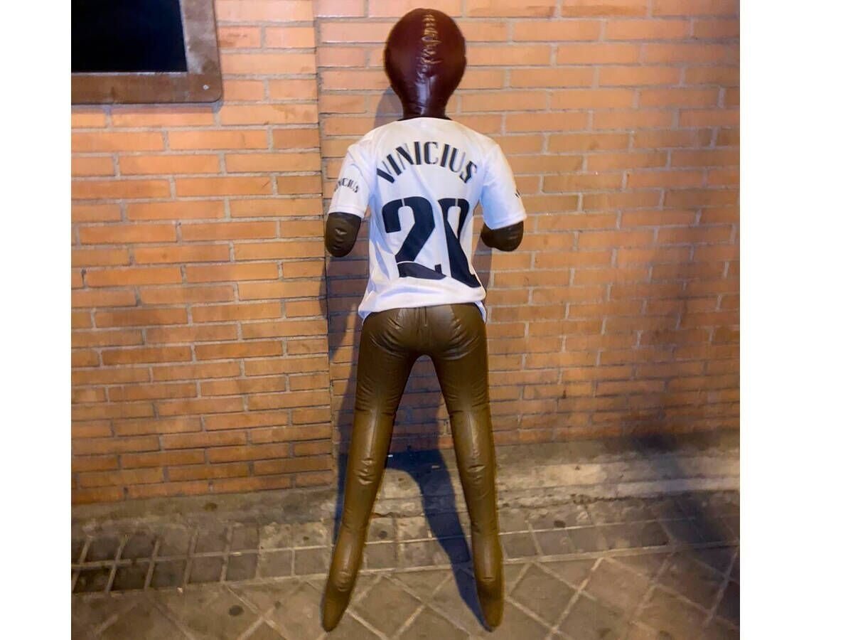 ¿Racismo Condenan a cárcel a tres hombres por colgar muñeco de famoso jugador en puente