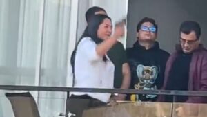 Mujer que disparó al aire desde balcón en Bogotá emitió comunicado: esto fue lo que dijo