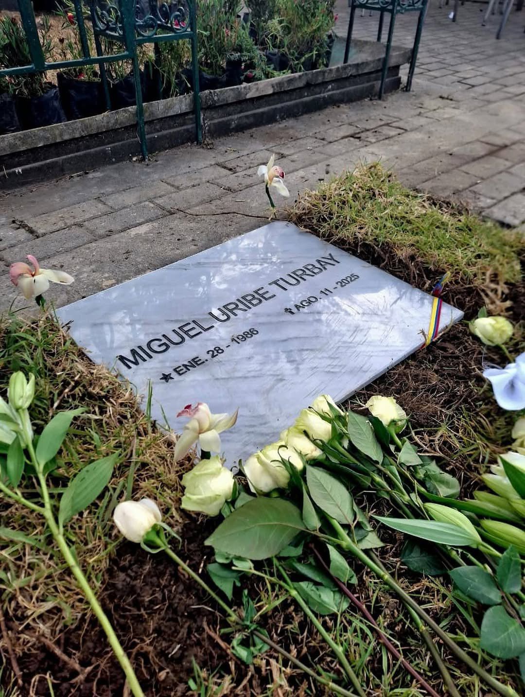 Fotos Así luce hoy la tumba de Miguel Uribe Turbay en Bogotá