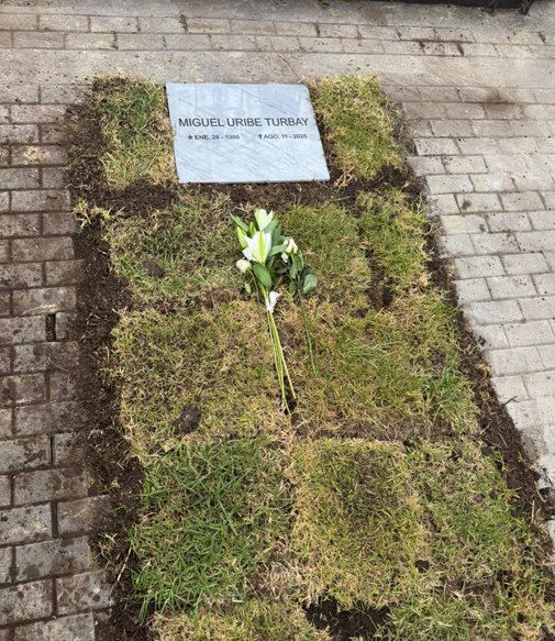 Fotos | Así luce hoy la tumba de Miguel Uribe Turbay en Bogotá