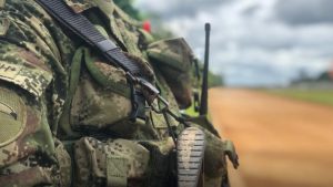 Impactante: dos militares heridos tras ser quemados con gasolina en medio de una operación