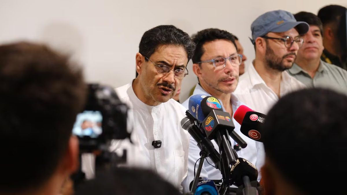Iván Cepeda cierra campaña con críticas a Uribe y anuncio de homenaje a Petro