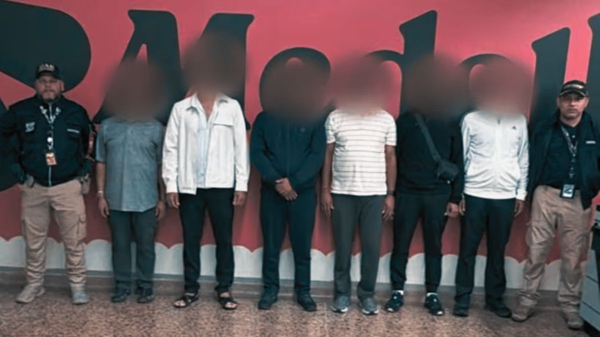 Migración Colombia expulsa a 28 extranjeros en operativos realizados en Antioquia y Santander